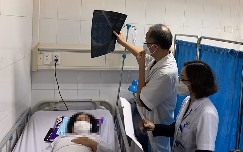 Bệnh nhân đang được chăm sóc đặc biệt sau khi xử lý biến chứng do tiêm filler. 