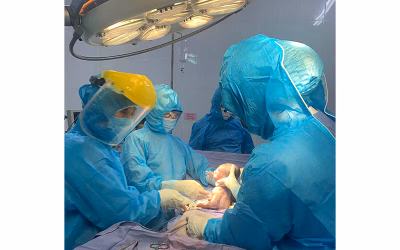 Bé trai chào đời khỏe mạnh. (Ảnh: Trung tâm y tế quận Sơn Trà cung cấp)