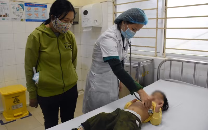 Nhiệt độ xuống thấp đột ngột, nhiều ca bệnh nhi nhập viện -0