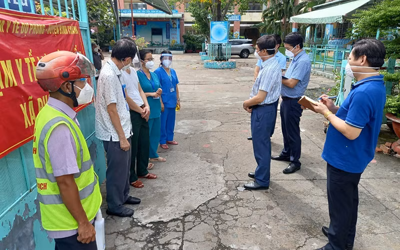 PGS, TS Nguyễn Hoàng Long, Cục trưởng Cục Phòng, chống HIV/AIDS kiểm tra tại một trạm y tế lưu động.