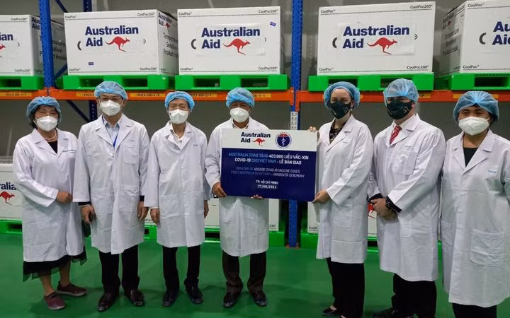 Thứ trưởng Nguyễn Trường Sơn và Tổng lãnh sự Australia Julianne Cowley tại lễ bàn giao 403.000 liều vaccine. (Ảnh: HÀ VĂN ĐẠO)