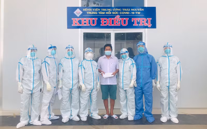 Trung tâm hồi sức Covid-19 Trung ương ở Long An công bố ca bệnh nặng đầu tiên khỏi bệnh.