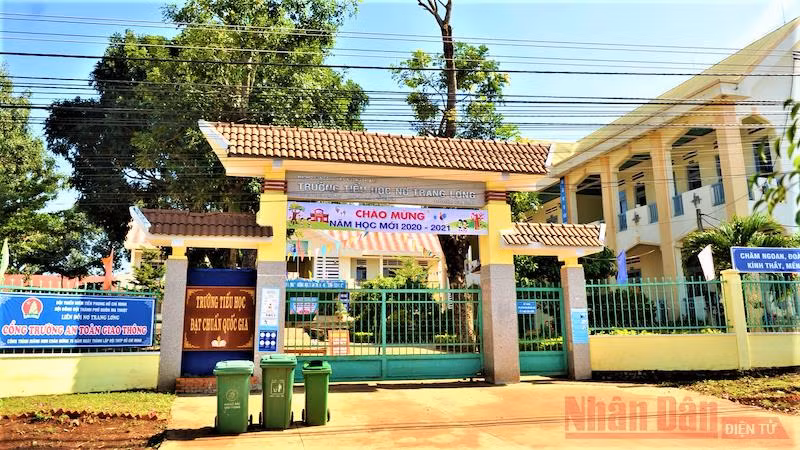 Sáng 5-9, Trường tiểu học Nơ Trang Lơng, xã Cư Êbur vẫn đóng cổng im lìm.
