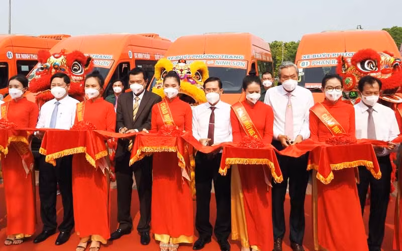 Lãnh đạo tỉnh Ninh Thuận cùng nhà đầu tư cắt băng khai trương tuyến xe buýt không trợ giá.