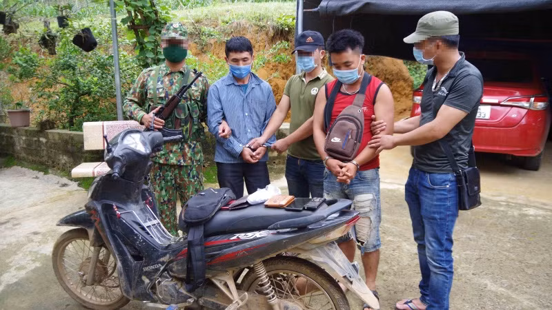 Các đối tượng Giàng A Tủa và Giàng A Chá bị bắt giữ cùng tang vật.