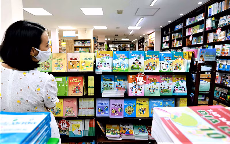 Nỗi lo sách giáo khoa khi năm học mới cận kề -0