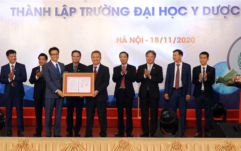 Phó Thủ tướng Vũ Đức Đam trao Quyết định của Thủ tướng Chính phủ thành lập Trường đại học Y dược. Ảnh: VGP/Đình Nam.