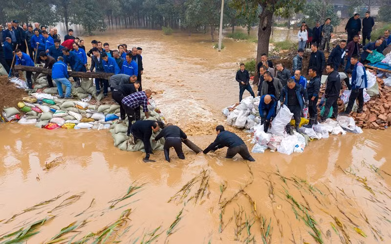 Nỗ lực ngăn nước lũ ở tỉnh Sơn Tây, Trung Quốc.