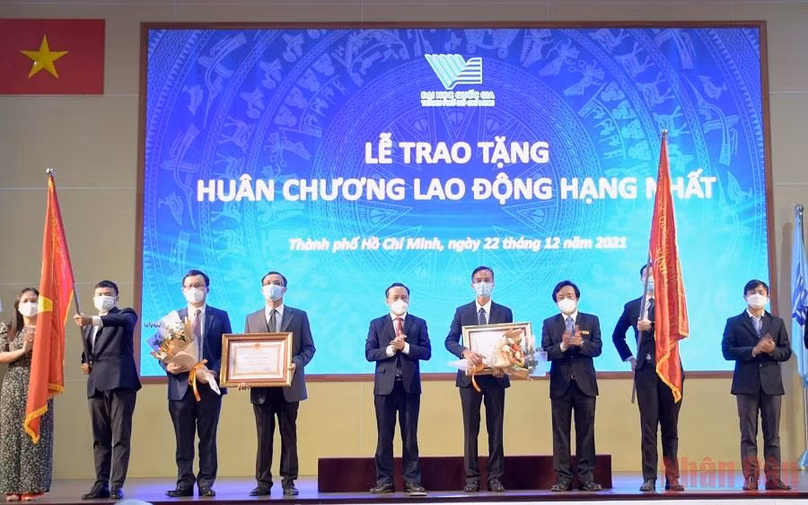 Các tập thể ĐHQG TP Hồ Chí Minh vinh dự đón nhận Huân chương Lao động hạng Nhất do Chủ tịch nước tặng. 