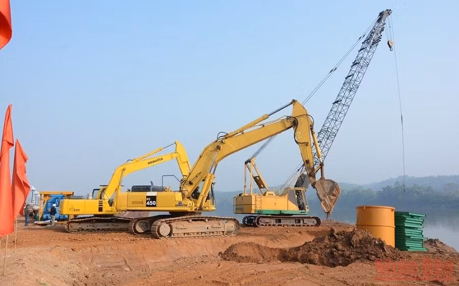 Các phương tiện cơ giới tiến hành lễ động thổ cầu Giới Phiên. (Ảnh: THANH SƠN)
