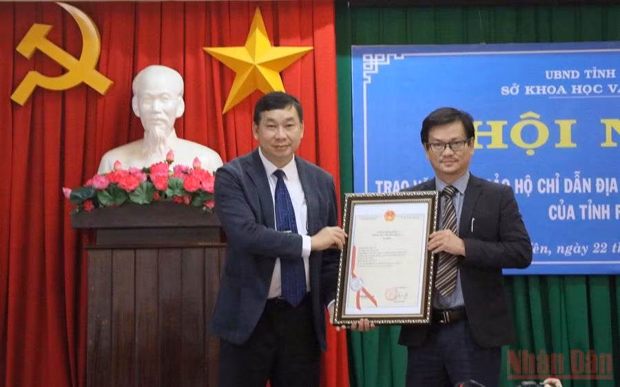 Công bố Quyết định về việc cấp văn bằng Chỉ dẫn địa lý “Phú Yên” cho sản phẩm tôm hùm bông tỉnh Phú Yên. (Ảnh: TRÌNH KẾ)