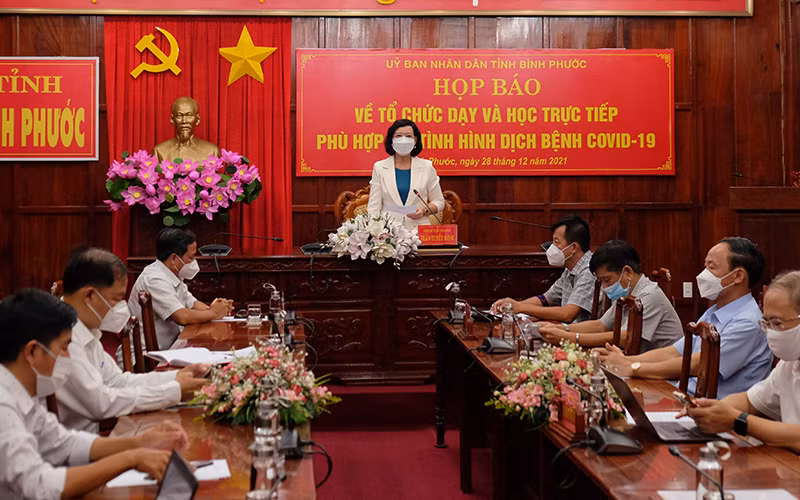 Phó Chủ tịch UBND tỉnh Bình Phước Trần Tuyết Minh chủ trì họp báo cung cấp thông tin cho báo chí.