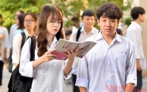 Ngay từ sáng sớm, tại điểm thi Trường THPT Đoàn Kết - Hai Bà Trưng (quận Hai Bà Trưng), nhiều thí sinh đã có mặt để chuẩn bị cho buổi thi đầu tiên.