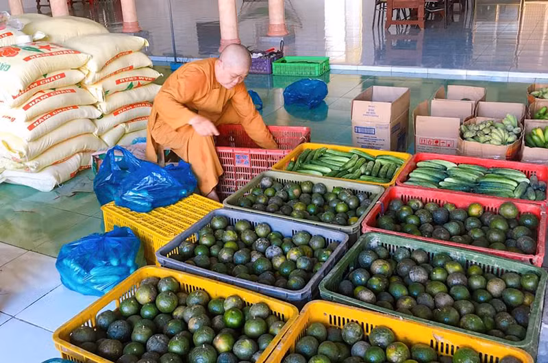 Tịnh Xá Ngọc Cầu huyện Cầu Kè, tỉnh Trà Vinh chuẩn bị lương thực, thực phẩm lên Tổ Đình Ngọc Phương ở quận Gò Vấp, TP Hồ Chí Minh. (Ảnh: Pháp Trí)