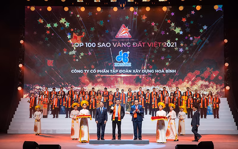 Ông Nguyễn Hùng Cường, Phó Tổng Giám đốc đại diện Hòa Bình nhận danh hiệu Top 100 Sao Vàng đất Việt. 