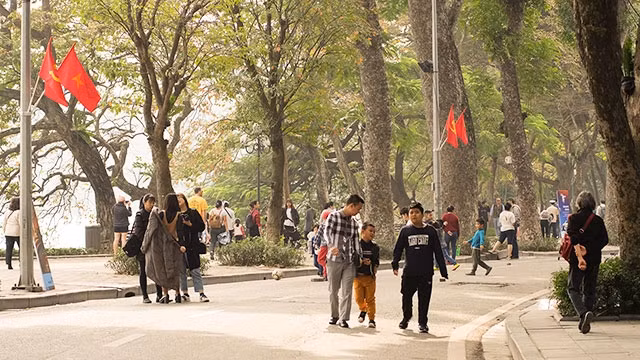 Phố đi bộ trở thành điểm đến vui chơi, giải trí của nhiều người vào mỗi cuối tuần. Ảnh: HUY BÌNH