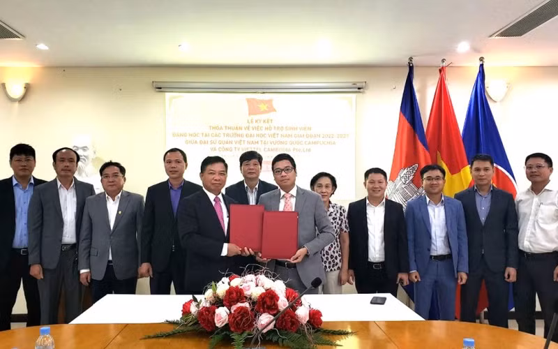 Đại sứ Nguyễn Huy Tăng và ông Phùng Văn Cường, Tổng Giám đốc Công ty Viettel Cambodia Pte.Ltd ký kết thỏa thuận. (Ảnh: Nguyễn Hiệp)