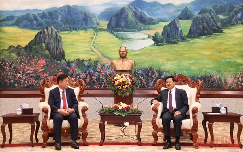 Tổng Bí thư, Chủ tịch nước Lào Thongloun Sisoulith (phải) tiếp đồng chí Nguyễn Trọng Nghĩa tại Trụ sở Trung ương Đảng NDCM Lào, chiều 25/4. (Ảnh: Xuân Sơn) 