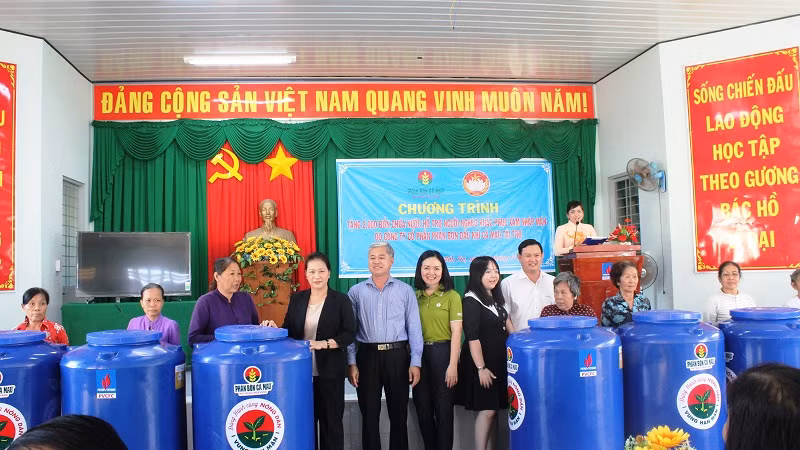 Chủ tịch Quốc hội Nguyễn Thị Kim Ngân cùng lãnh đạo chính quyền địa phương dự và trao bồn chứa nước cho người dân tỉnh Bến Tre.