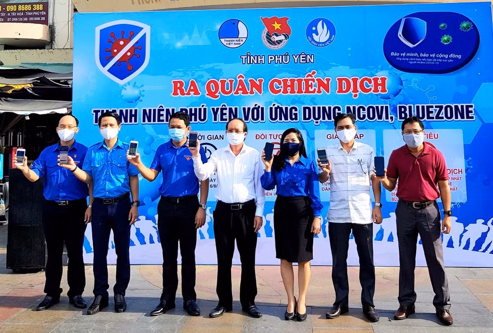 Đi từng ngõ, gõ từng nhà vận động người dân cài Bluezone -0