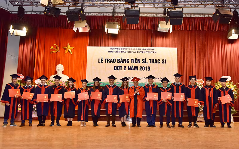 Lễ trao bằng tốt nghiệp thạc sĩ tại Học viện Báo chí và Tuyên truyền. Ảnh: Đăng Anh