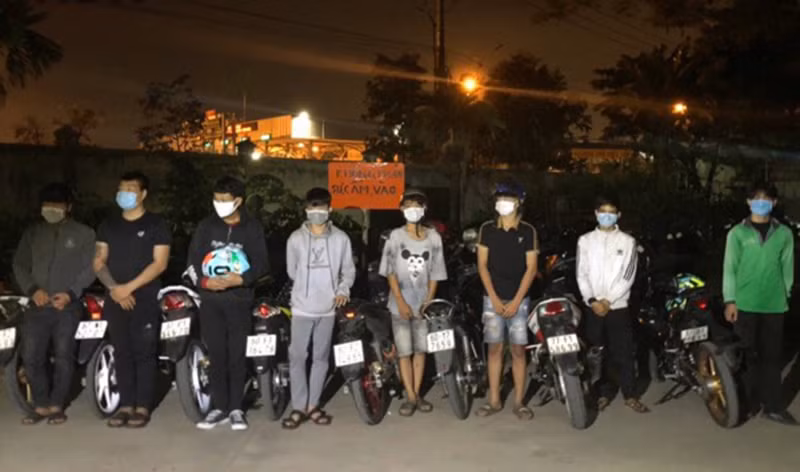 Tám đối tượng tham gia đua xe trái phép bị tạm giữ.