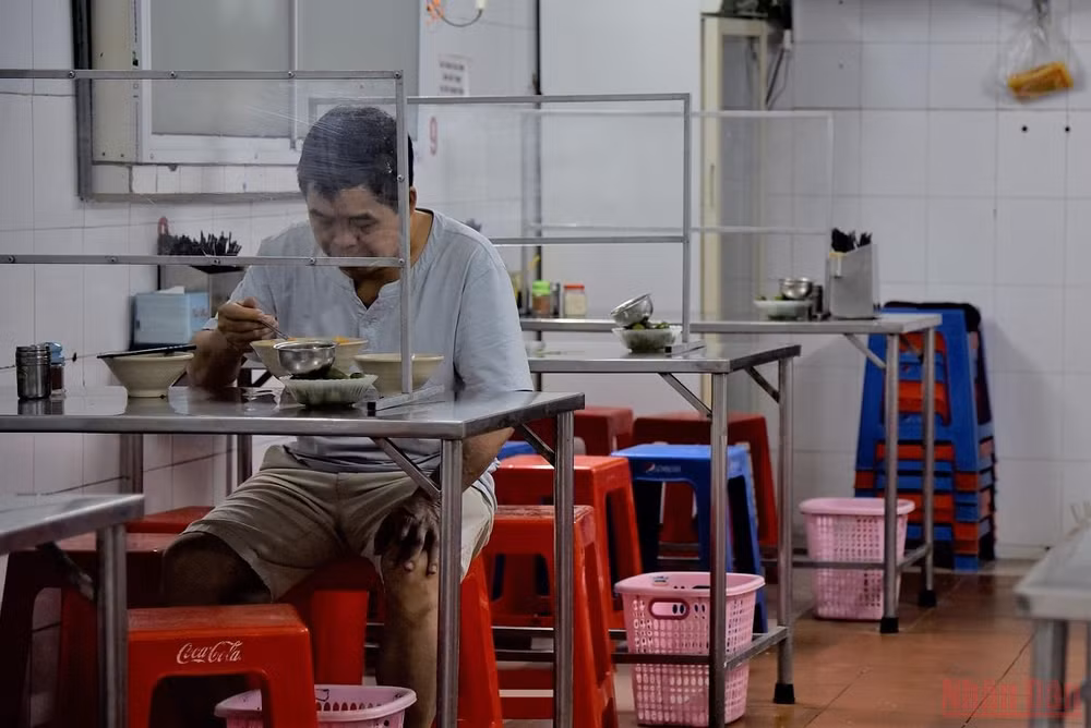 Người dân Hà Nội đi ăn sáng tại quán quen sau giãn cách -0