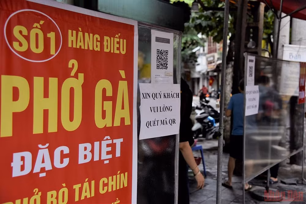 Người dân Hà Nội đi ăn sáng tại quán quen sau giãn cách -0