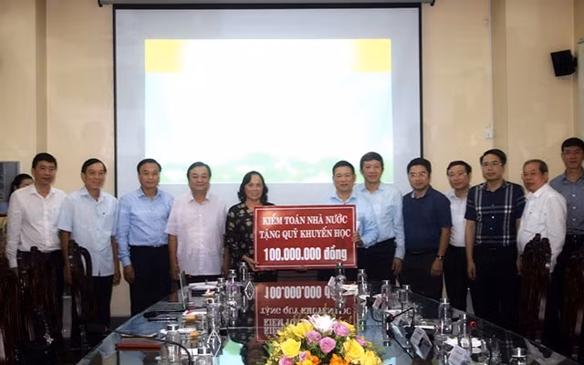 Tổng Kiểm toán Nhà nước Hồ Đức Phớc trao biểu trưng tiền cho Hội Khuyến học tỉnh Đồng Tháp.