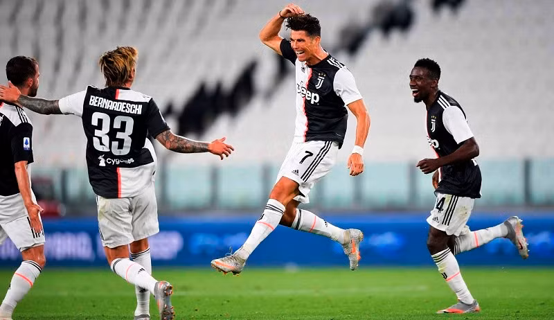 Cristiano Ronaldo ăn mừng với các đồng đội sau khi ghi bàn mở tỷ số cho Juventus. (Ảnh: Juventus FC)