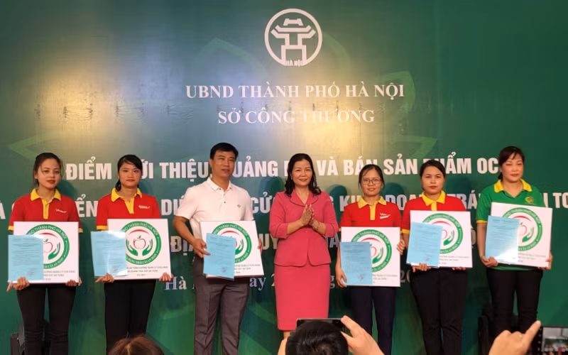 Trao biển nhận diện cửa hàng trái cây an toàn cho các cơ sở đủ điều kiện.