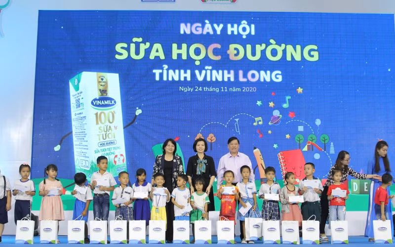 Phó Chủ tịch nước Đặng Thị Ngọc Thịnh trao quà cho các em học sinh tại Ngày hội Sữa học đường tỉnh Vĩnh Long.
