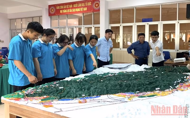 Tham quan mô hình sa bàn 3D có sự tham gia xây dựng của cộng đồng trong vùng.