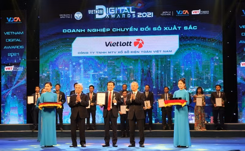 Ông Phạm Ngọc Tú, Phó Tổng Giám đốc công ty đại diện nhận giải thưởng 