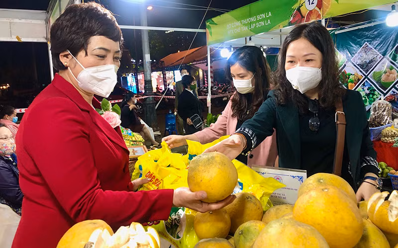 Người tiêu dùng Thủ đô tham quan, mua sắm các sản phẩm nông sản tiêu biểu của các tỉnh, thành phố.