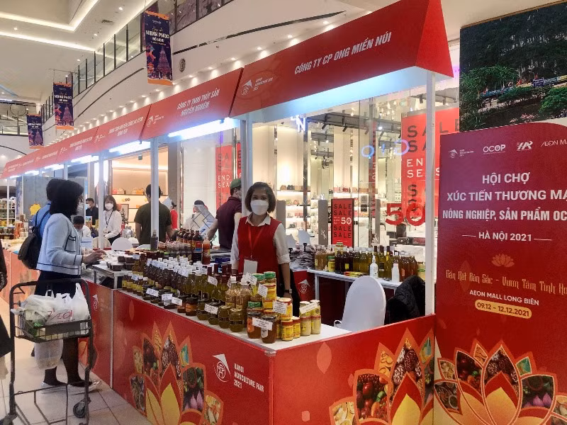 Các doanh nghiệp sản xuất giới thiệu sản phẩm tới người tiêu dùng tại Hội chợ.