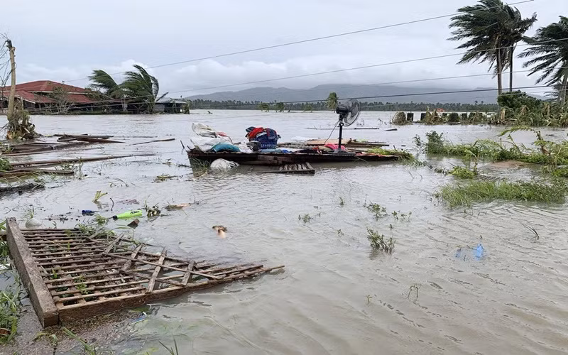 Nhiều ngôi nhà tại thị trấn Pola trên đảo Mindoro chìm trong nước. (Ảnh: AP)