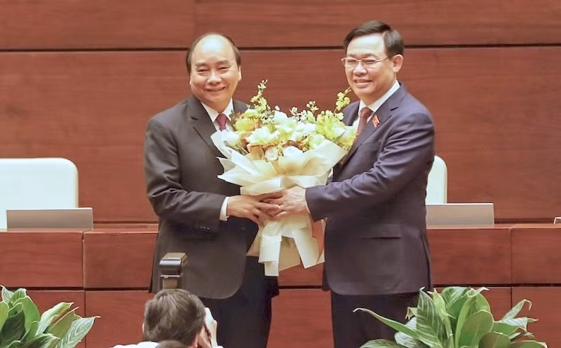 Chủ tịch Quốc hội Vương Đình Huệ tặng hoa, chúc mừng đồng chí Nguyễn Xuân Phúc. (Ảnh: ANH HUY)