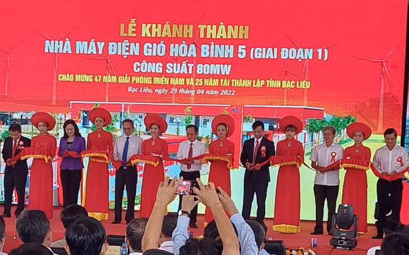 Cắt băng khánh thành dự án điện gió Hòa Bình 5 ở Bạc Liêu.