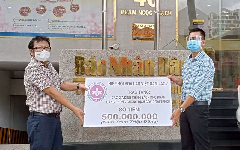 Đại diện Hiệp hội Hoa Lan Việt Nam trao 500 triệu đồng cho Cơ quan Thường trực báo Nhân Dân tại TP Hồ Chí Minh để chăm lo cho các gia đình chính sách, có công với cách mạng.