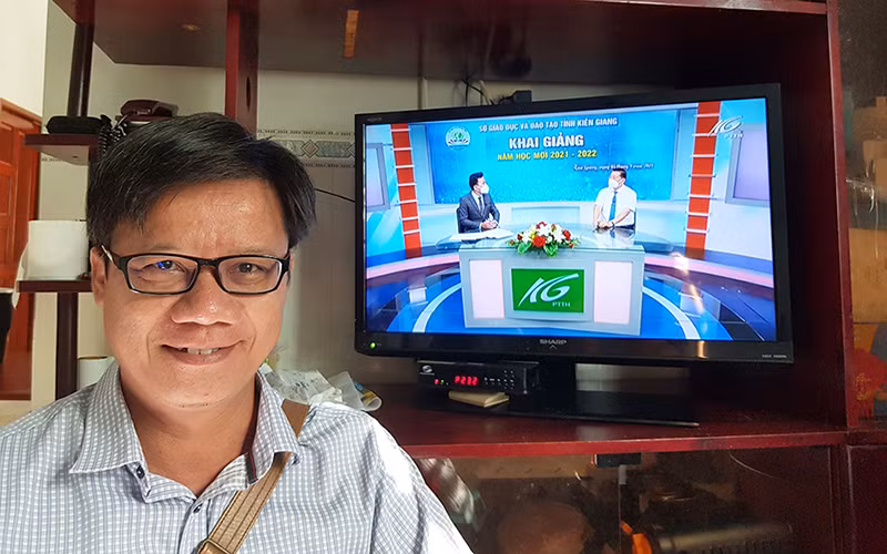 Thầy Phan Quốc Nam, Hiệu trưởng Trường THCS Võ Nguyên Giáp trong ngày khai giảng năm học mới.