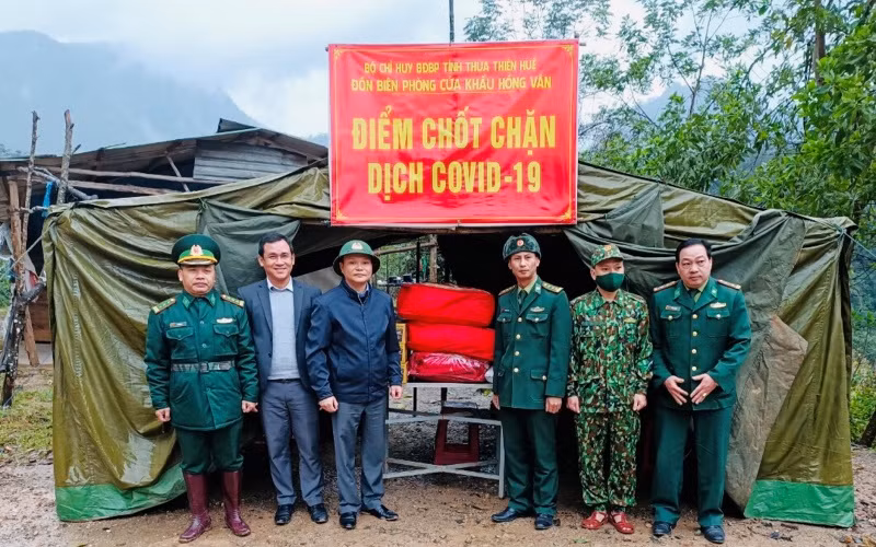 Lực lượng đang làm nhiệm vụ trên các đường mòn lối mở dọc tuyến biên giới.