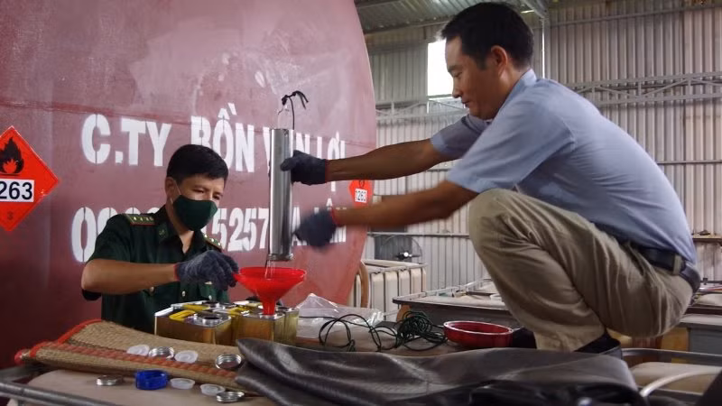 Hiện trường vụ sản xuất xăng giả.