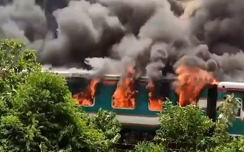 Đám cháy thiêu rụi 2 toa tàu nhanh Parabat Express. (Ảnh: bdnews24.com)
