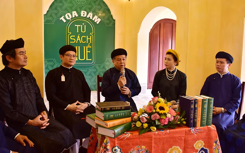 Một buổi tọa đàm về giá trị sách Huế và việc xây dựng "Tủ sách Huế".