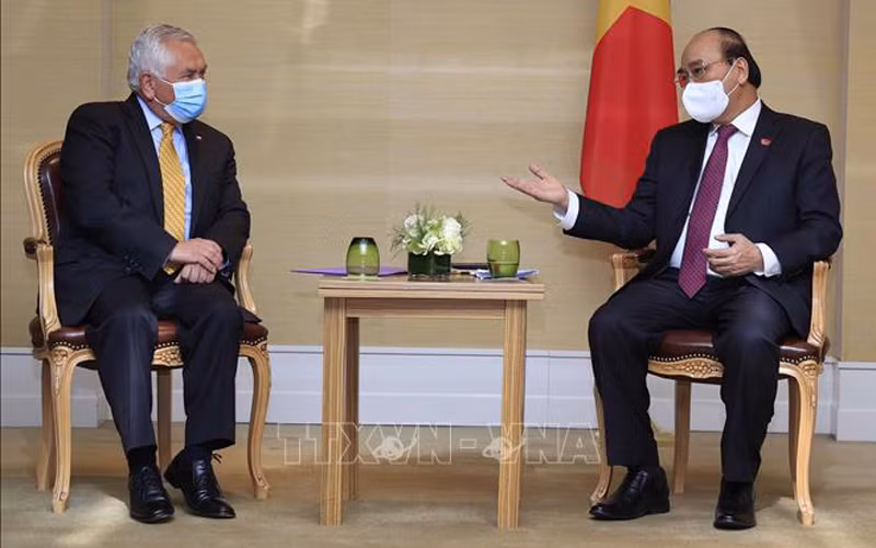 Chủ tịch nước Nguyễn Xuân Phúc tiếp Bộ trưởng Y tế Chile Oscar Enrique Paris. (Ảnh: Thống Nhất/TTXVN)