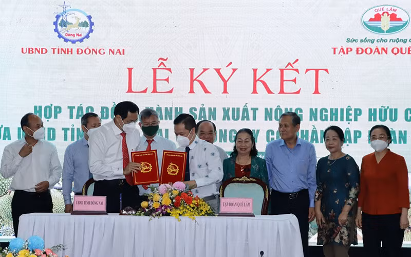 Lãnh đạo Ủy ban nhân dân tỉnh Đồng Nai và Công ty cổ phần Tập đoàn Quế Lâm ký kết biên bản hợp tác.
