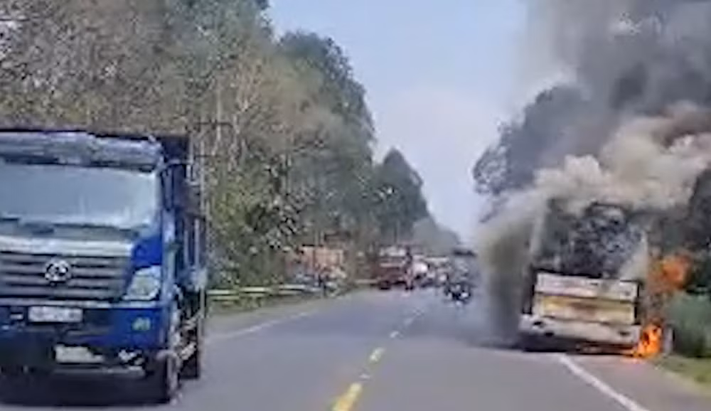 Xe ô-tô bốc cháy dữ dội, &nbsp;19 người đi đám cưới thoát nạn -0