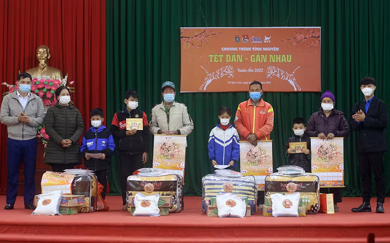 Trao quà cho 8 gia đình tại xã Ngọc Châu, huyện Tân Yên, tỉnh Bắc Giang.
