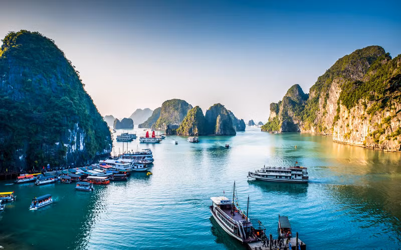 Vịnh Hạ Long là một trong những điểm đến được du khách quốc tế yêu thích (Ảnh: CNTraveler)